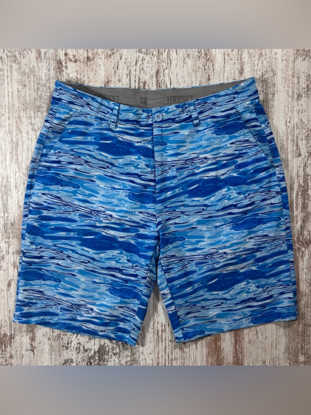 Men’s Hreski wavy water blue colorful golf shorts Size 34 10” inseam EUC